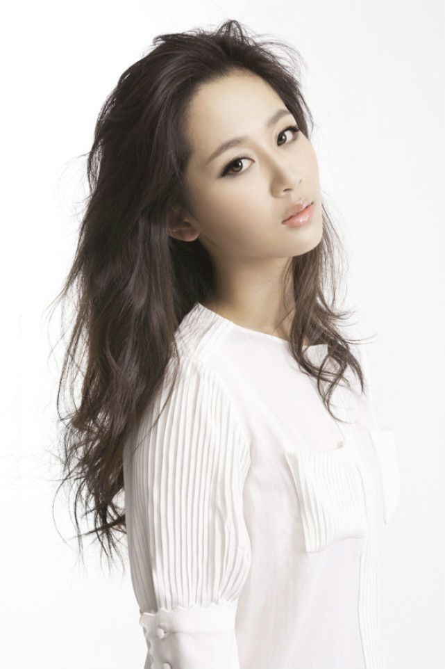 杨紫最新代言引发争议,公众关注背后疑点重重。