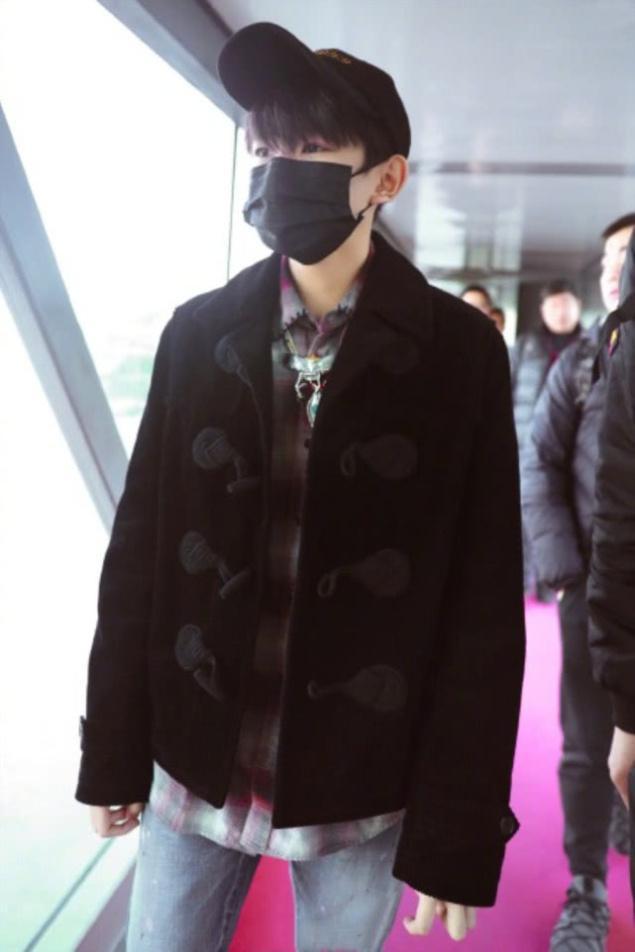 王源最新机场亮相，公众视角下的多元解读