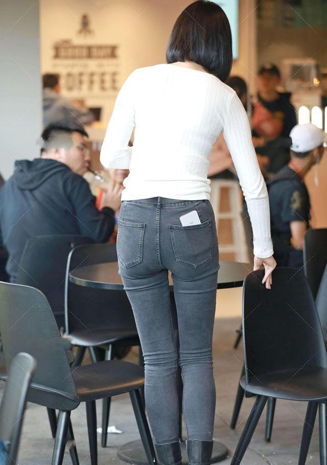 何浩楠最新穿搭引领时尚潮流新风向!