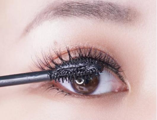 最新美睫款式,探寻内心平静的睫毛之旅