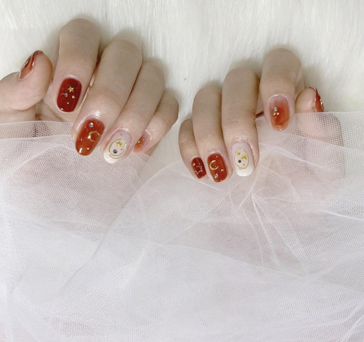 美甲款式今年最新款,美甲款式今年最新款，变化中的艺术，自信与成就感的源泉