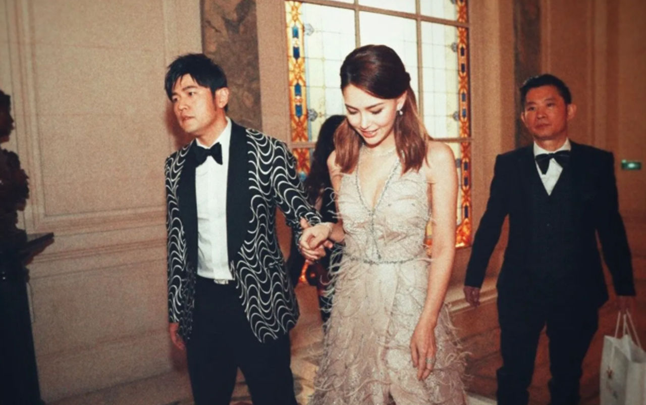 周杰伦昆凌最新合照,展现变化、学习与自信的力量