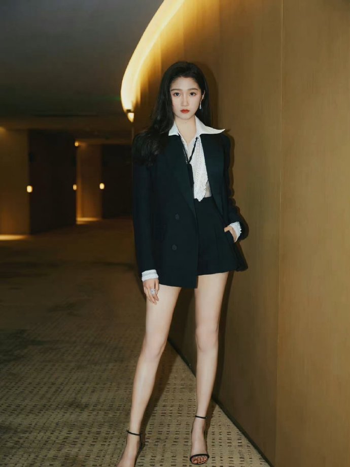 关晓彤长腿成网络焦点,审美趋势下的个人看法与图片热议