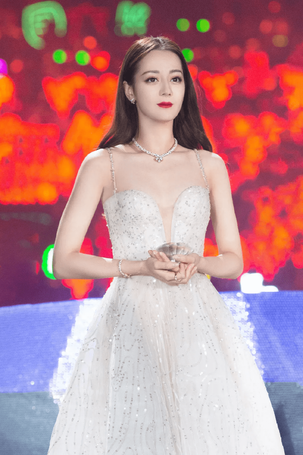 迪丽热巴最新璀璨星光海报,时尚魅力与完美结合的绝美展现