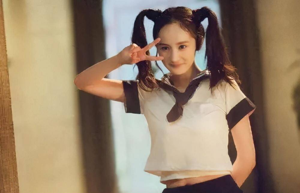 迪丽热巴最新璀璨星光海报,时尚魅力与完美结合的绝美展现