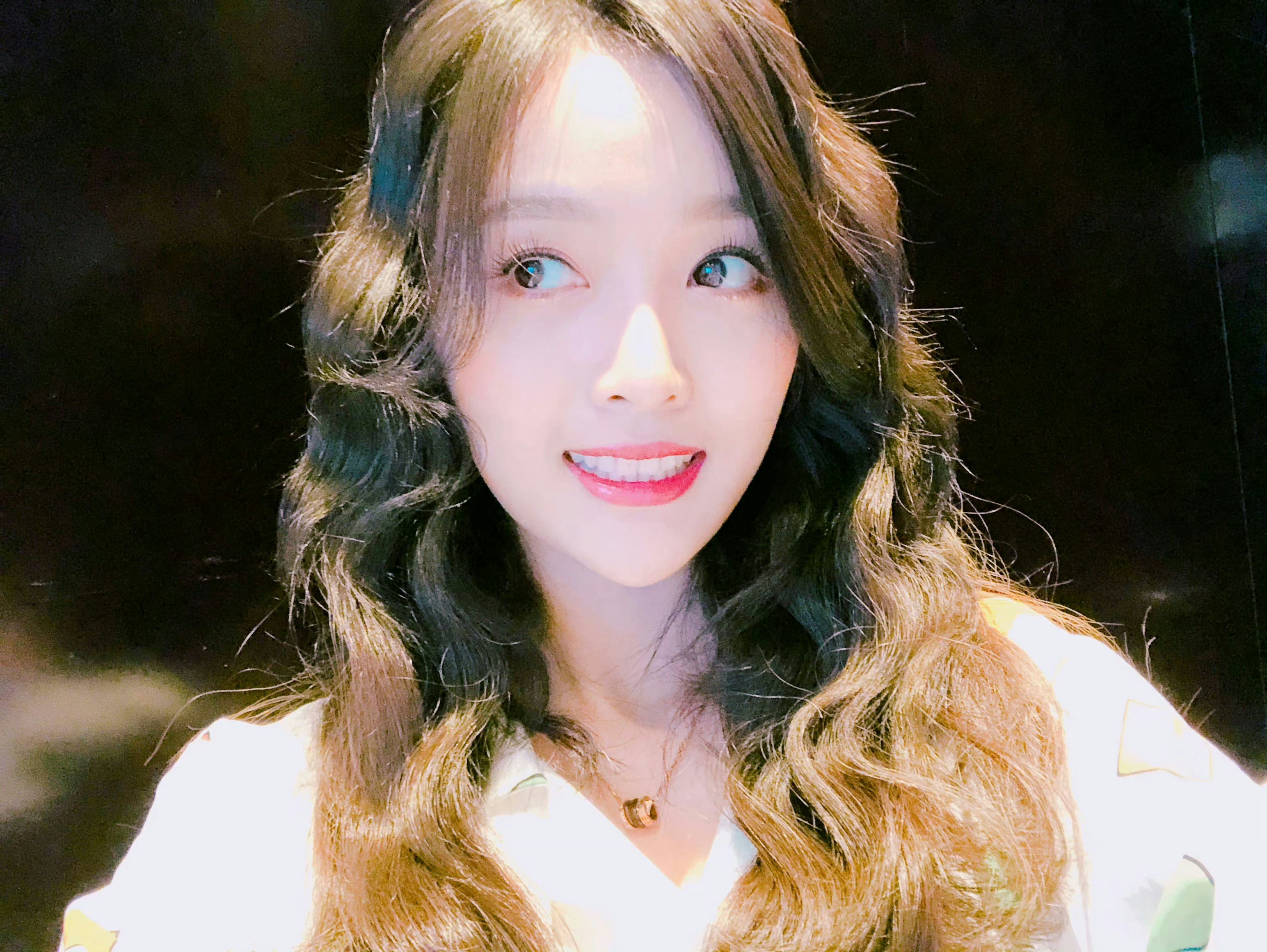 吴宣仪最新视频妆发揭秘,小巷中的秘密美妆店之旅