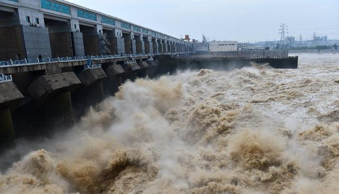 长江大通洪峰过境,严防死守,最新消息更新