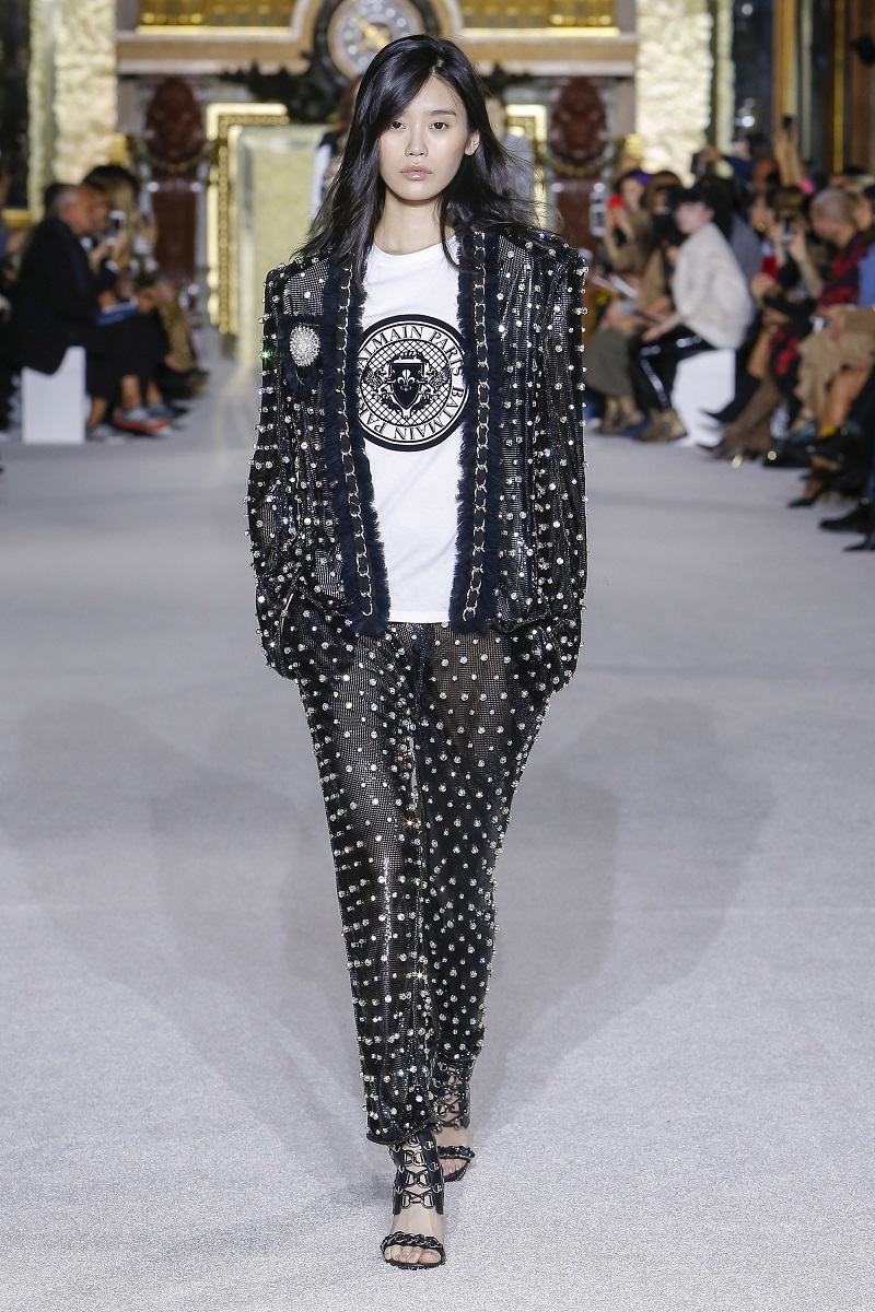 巴黎世家最新走秀款鞋,时尚潮流的引领者还是市场策略下的产物?