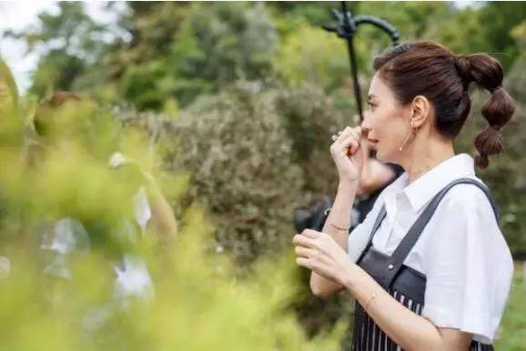 怀孕明星的自然美景之旅与内心平静之旅