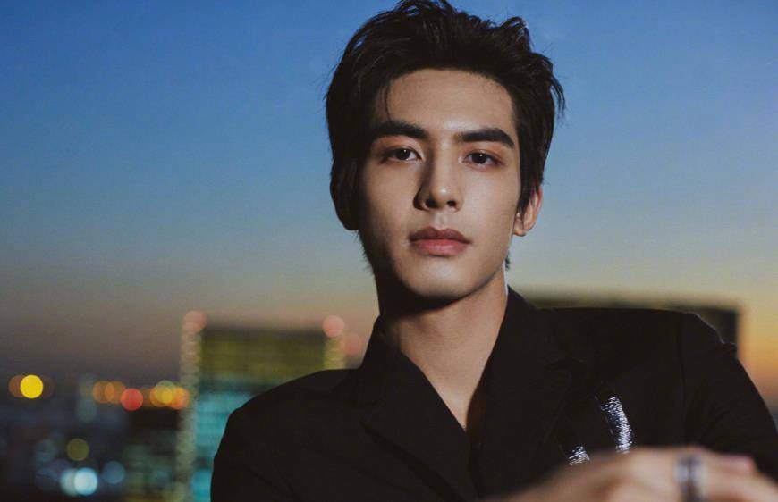 古朗基演员的温馨日常风采展示