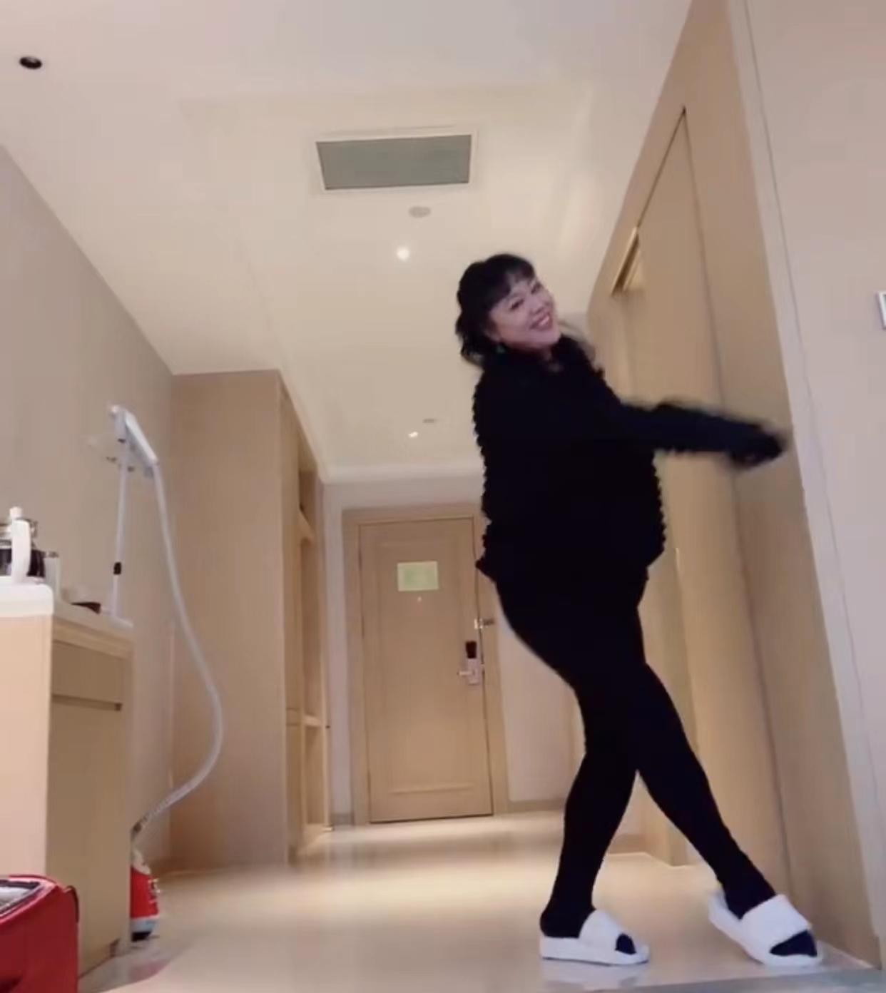 最新筷子舞,舞动变化,自信成就梦想之美