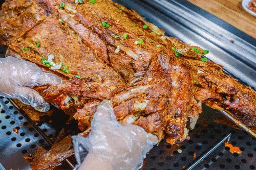 最新烤羊设备引领科技烹饪风潮,塑造未来生活新风尚