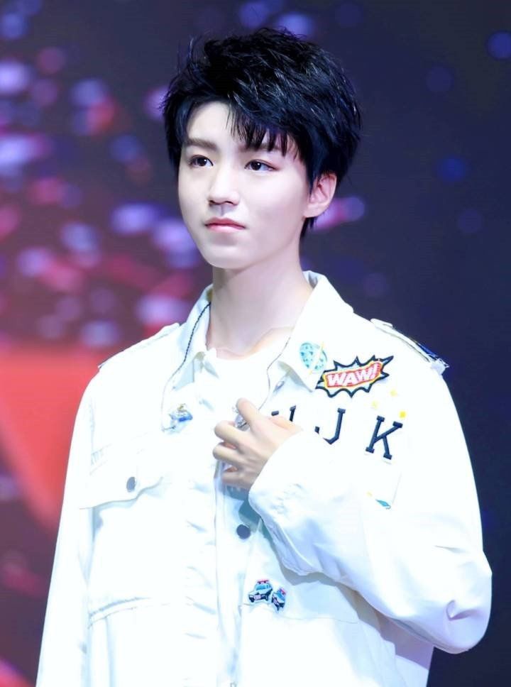 张艺兴最新图片展现变化、自信与成就的力量