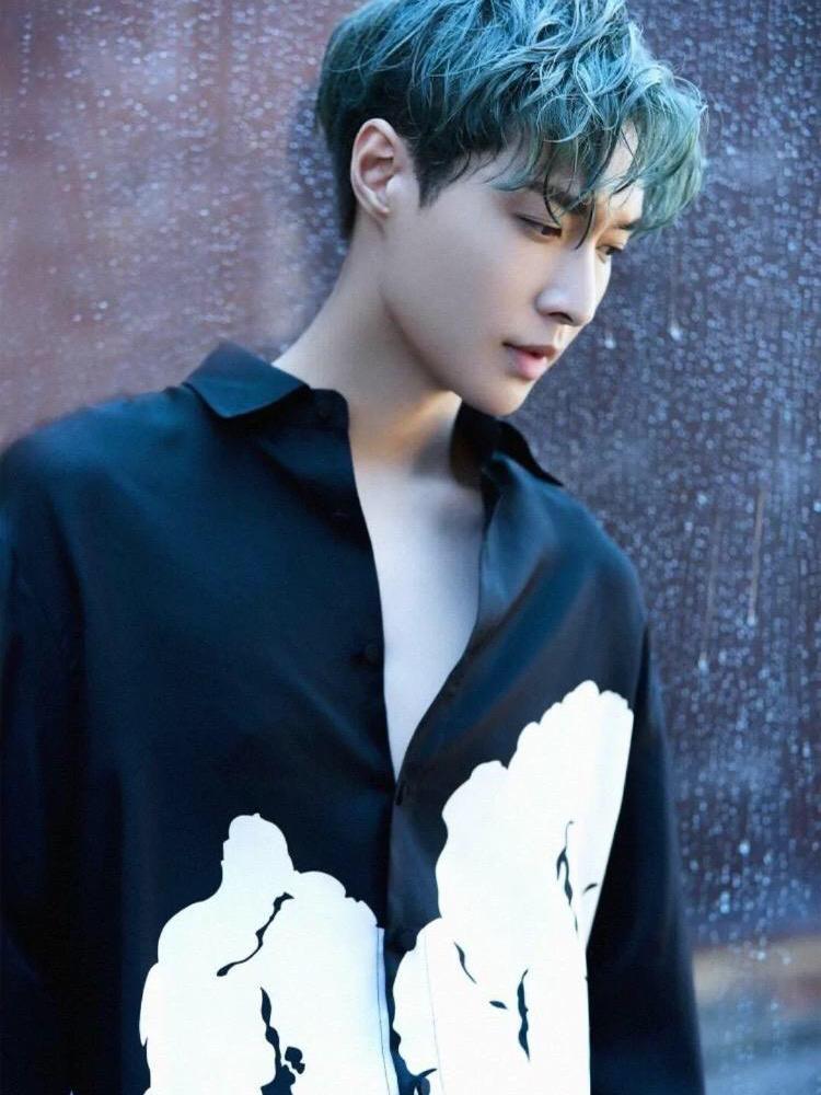 张艺兴最新图片展现变化、自信与成就的力量