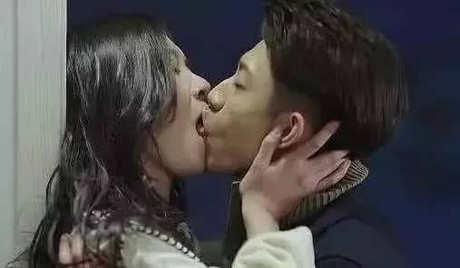 科技革新下的接吻新风尚,未来接吻模式的浪漫体验