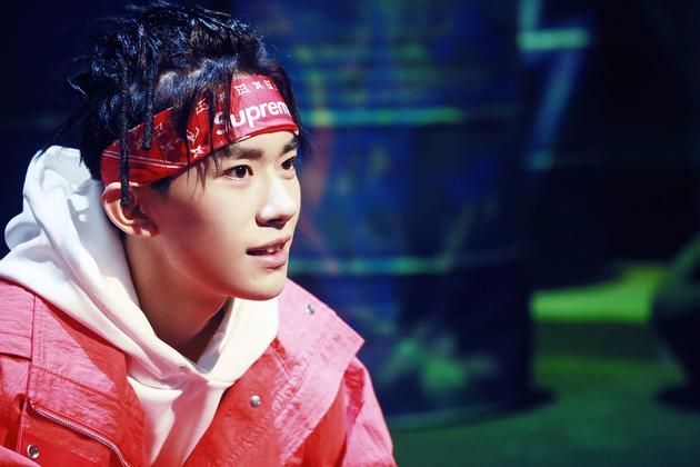 易烊千玺最新图片,展现学习成长与自信成就的力量