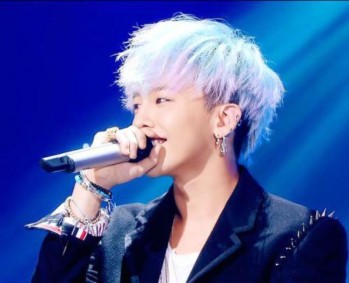 权志龙最新照片,科技潮流革命的新标杆,引领前沿生活方式体验