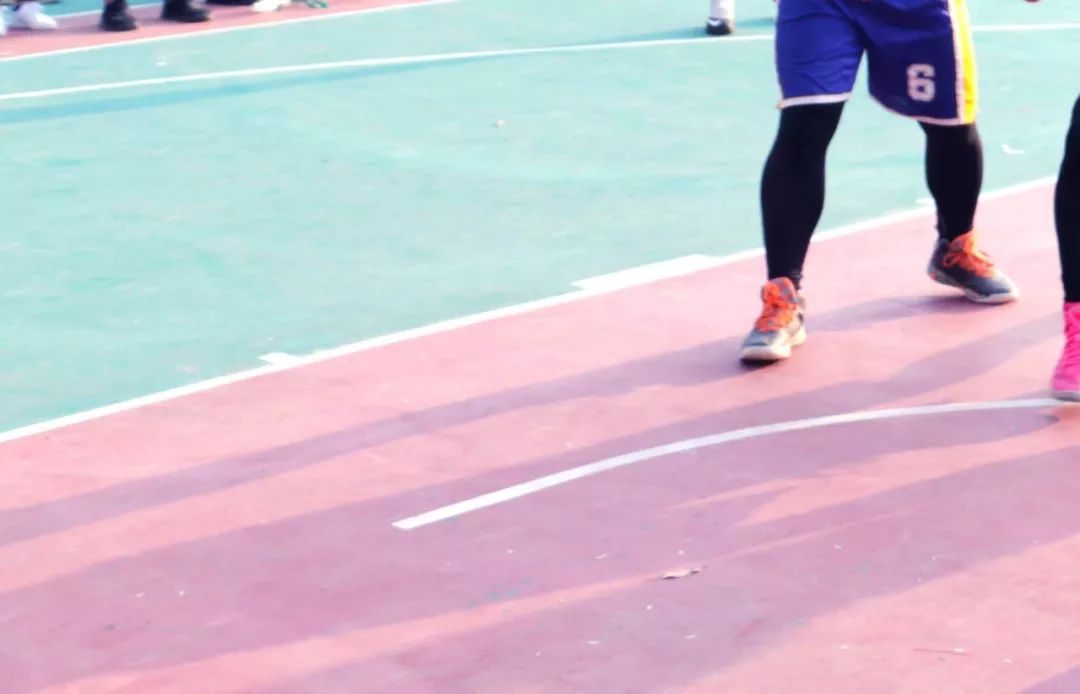 内马尔最新图片,足球场上的温情与友谊的日常展现