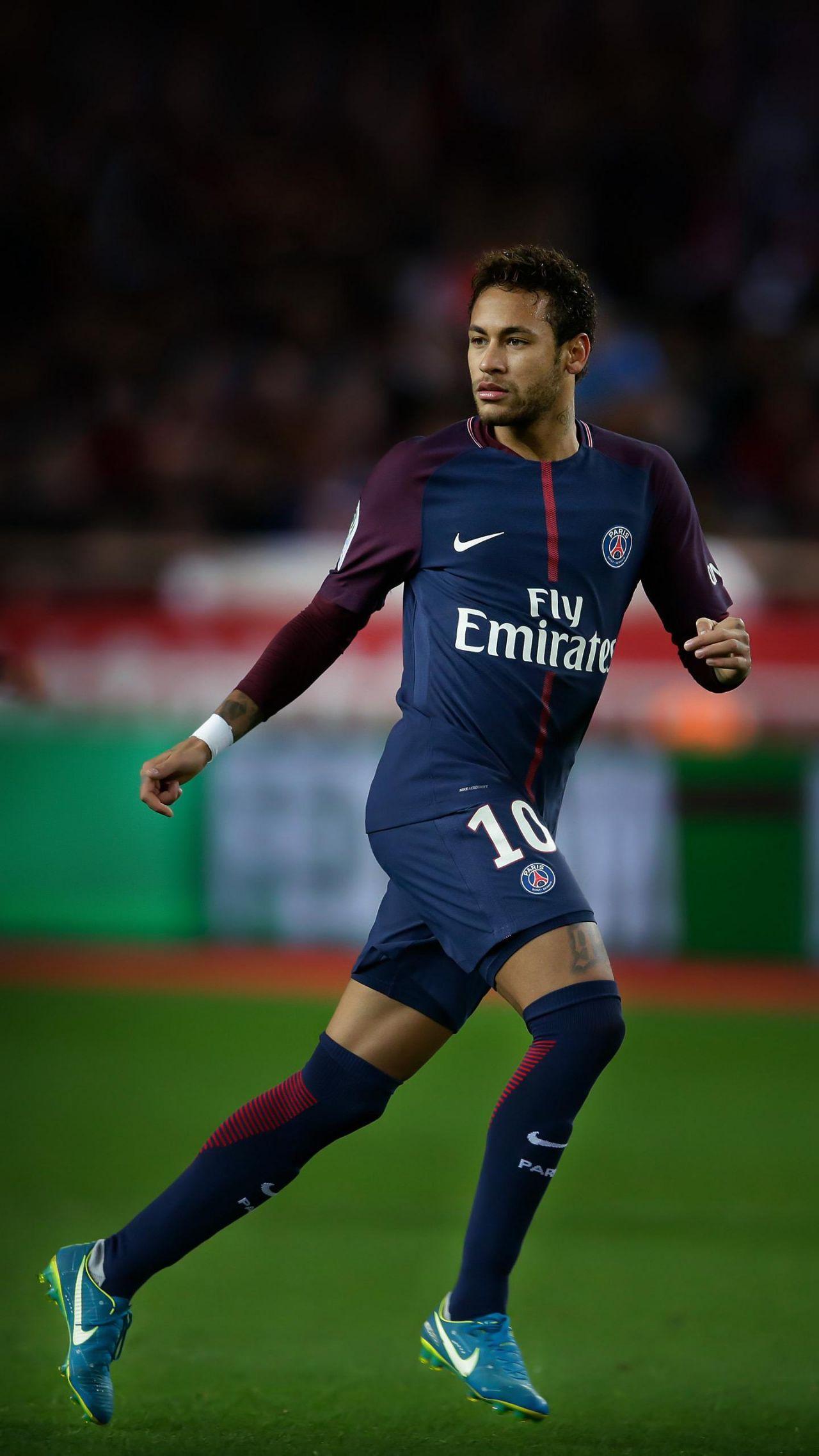 内马尔最新图片,足球场上的温情与友谊的日常展现