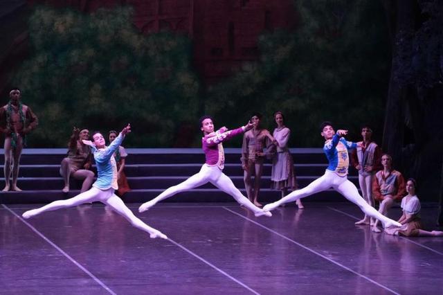 最新流行舞蹈视频,让你瞬间爱上舞蹈的魅力!