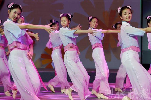 最新广场舞中国美，舞动自信，人生光彩闪耀的旋律