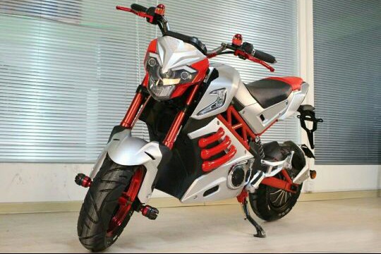 最新款电动摩托车,爱的速度与激情体验