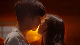 小巷深处的浪漫邂逅,最新接吻视频公开