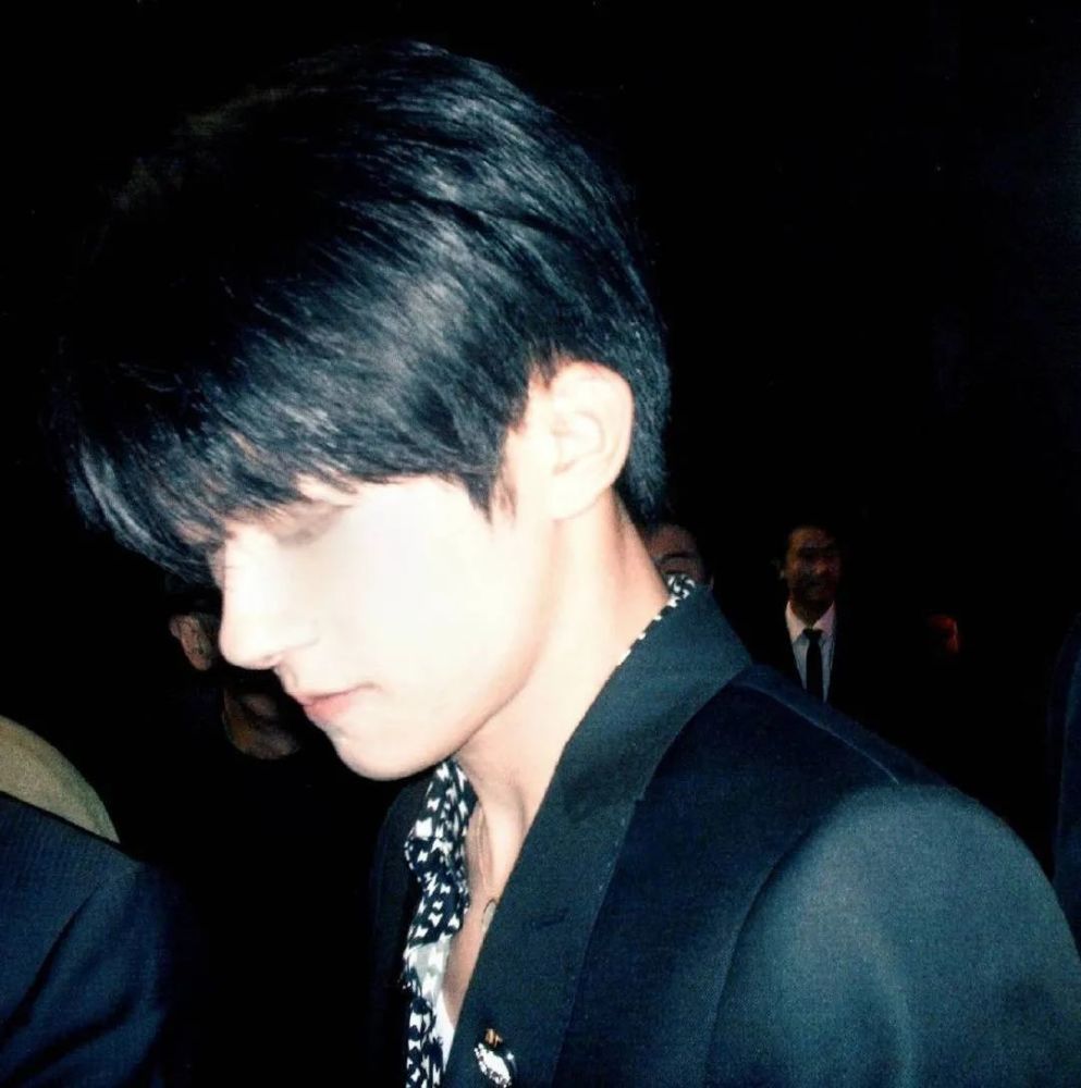 易烊千玺最新图片获取与保存指南,高清美图一网打尽!