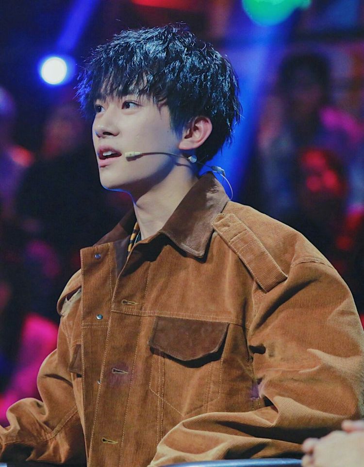 易烊千玺最新图片,炙热偶像的魅力瞬间聚焦