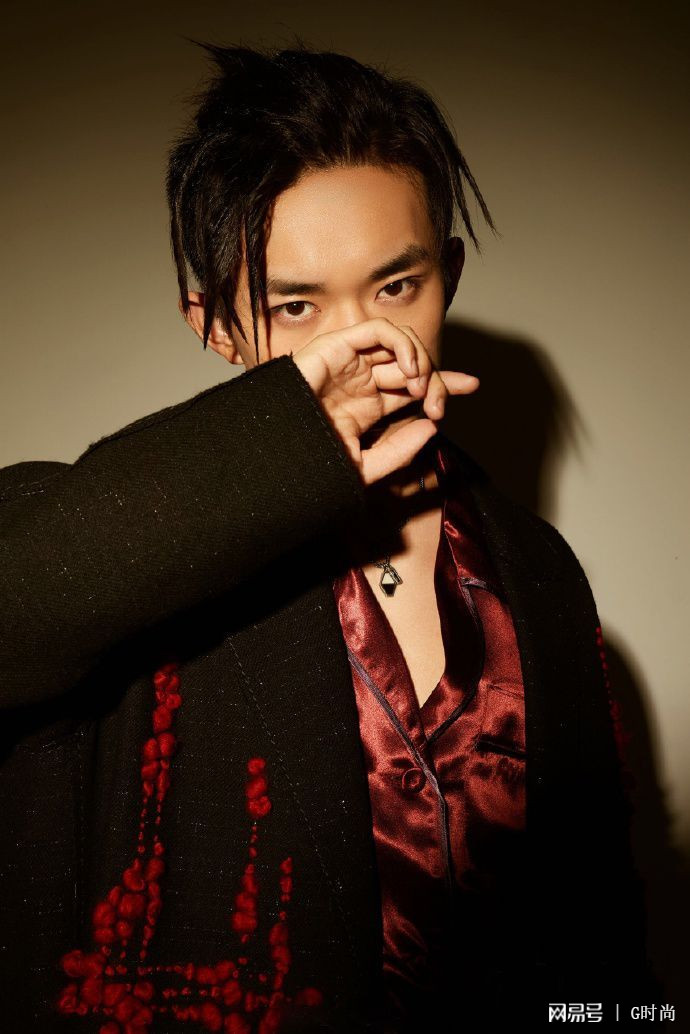 易烊千玺最新图片,炙热偶像的魅力瞬间聚焦