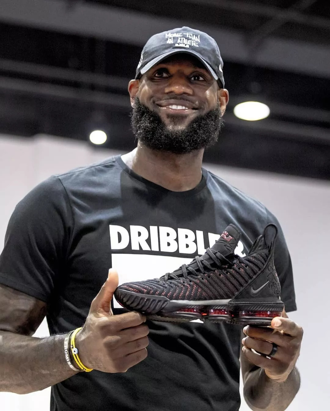 詹姆斯最新球鞋引领潮流,时尚新风尚!